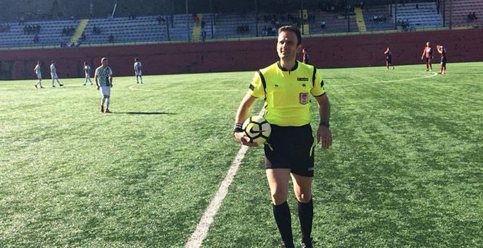 Kırmızı kart gördü hakeme kafa attı