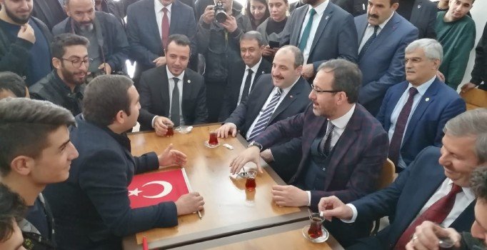 Üniversiteli gençler çaya davet etti, Bakanlar kırmadı