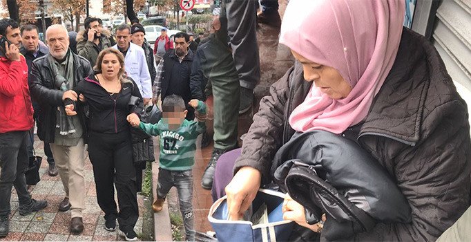 İstanbul’da çocuklu kadın kapkaççıyı vatandaşlar yakaladı