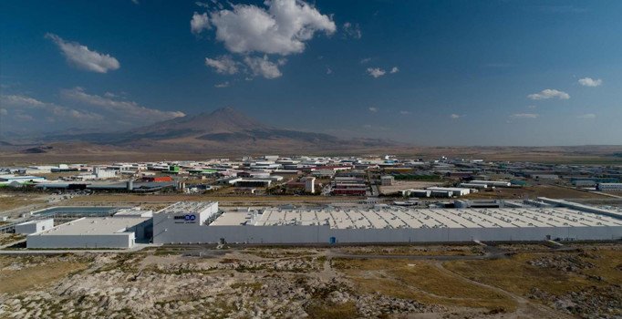 2.5 saniyede bir yere değmeden lastik üretiliyor