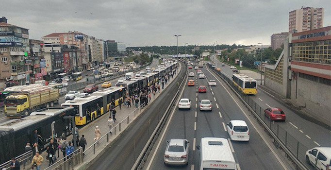 Şirinevler'de metrobüs arızası... Seferler durdu