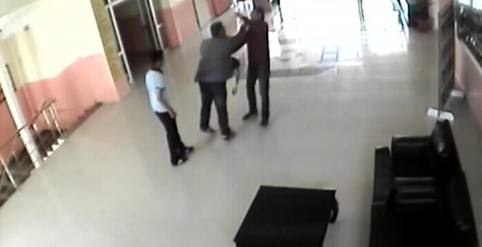 Erzincan'da babadan öğretmene dayak