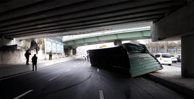 Florya'da TIR kazası... İki şerit trafiğe kapatıldı