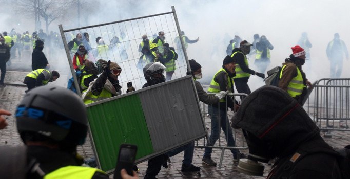 Sarı Yelekliler durmuyor: Eyleme devam kararı alındı