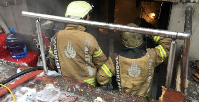 Fatih'te çanta imalathanesinde yangın