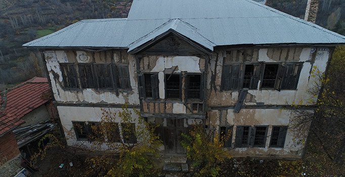 Tarihi konağın durumu içler acısı