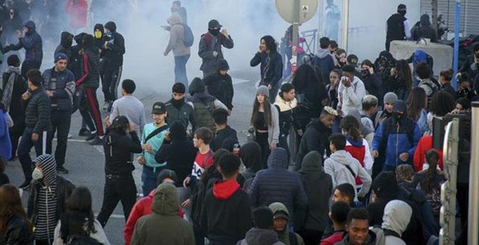 Fransa'da 700'den fazla lise öğrencisi gözaltına alındı