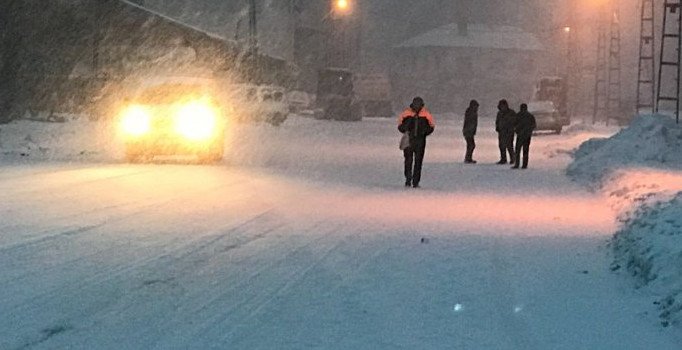 Kar lapa lapa yağdı, kısa sürede beyaza bürüdü