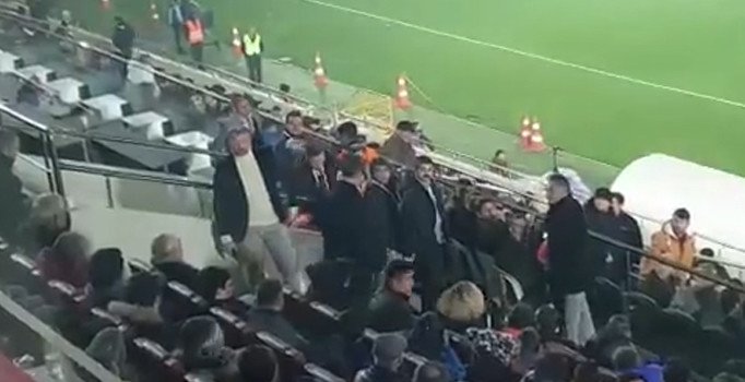 Ali Koç 60. dakikada tribünü terk etti