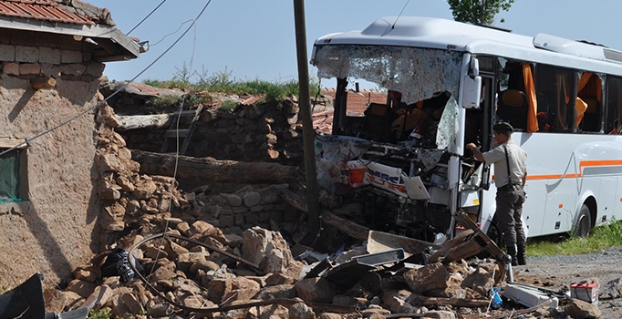 Geziye giden öğrenciler kaza yaptı: 1 ölü 15 yaralı