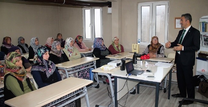 Çiftçi kadınlara karpuz ve şeftali yetiştiriciliği kursu verildi