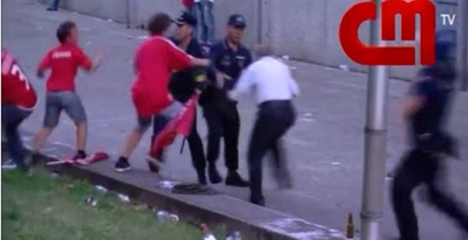 Babaya çocuklarının gözü önünde polis copu