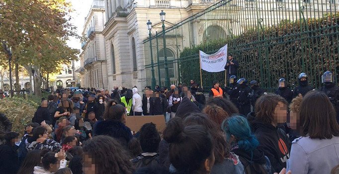 Fransa’da 60 lise kapatıldı