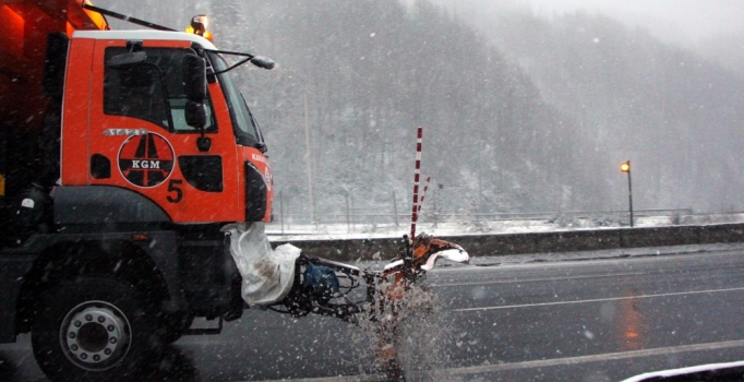 Bolu Dağı'nda kar yağışı ve sis ulaşımı aksattı