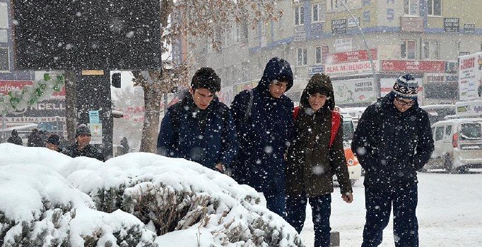 Sivas'ta eğitime kar engeli: Okullar tatil edildi