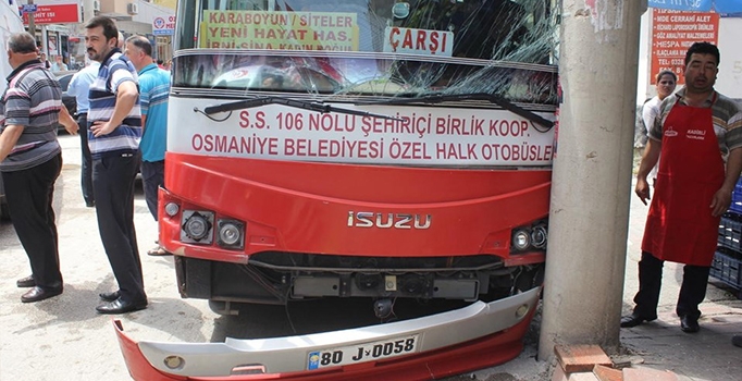 Halk otobüsü ile otomobil çarpıştı: 6 yaralı