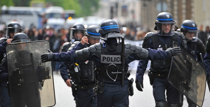 Fransa terör nedeniyle gözaltı, sansür ve yasaklara başladı
