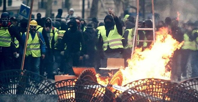 'Sarı yelekliler'den cumartesi günü gösteri çağrısı