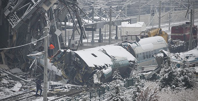 Tren kazasında enkaz kaldırma çalışmaları yeniden başladı