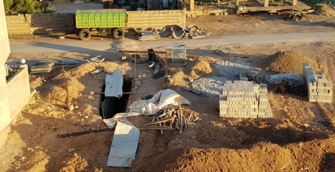 YPG'li teröristler operasyona karşı hendek kazıyor