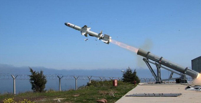 Türkiye'nin ilk deniz füzesi 'Atmaca' seri üretime geçiyor