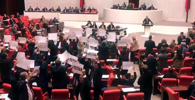 Bakan Turhan kürsüye çıktı, CHP'li vekiller 'istifa' sloganı attı