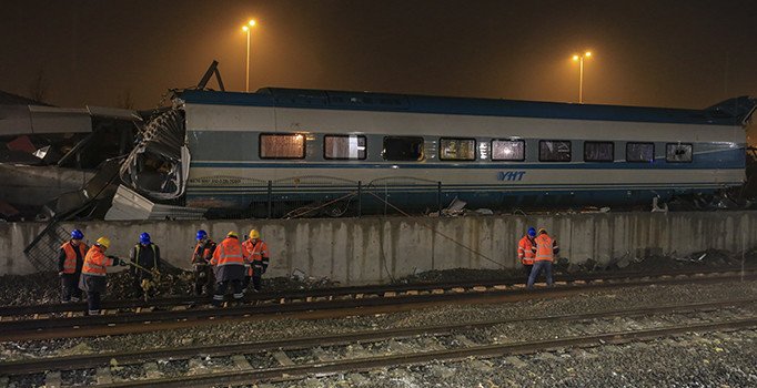 Tren kazasında enkaz kaldırma çalışmaları tamamlandı