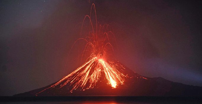 Endonezya'da Soputan Yanardağı yeniden faaliyete geçti