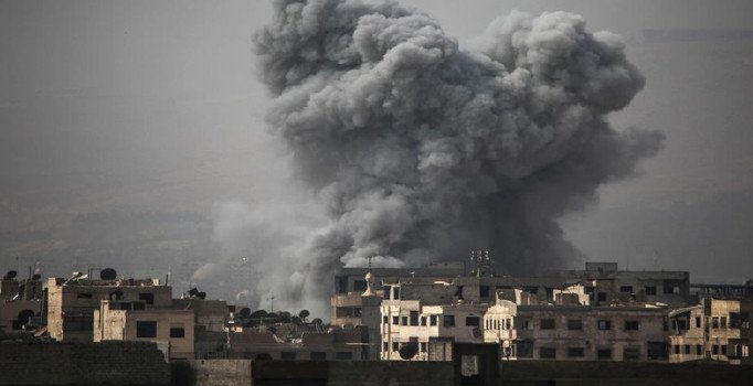 Koalisyon güçlerinden Deyrizor'a saldırı: 50 sivil hayatını kaybetti