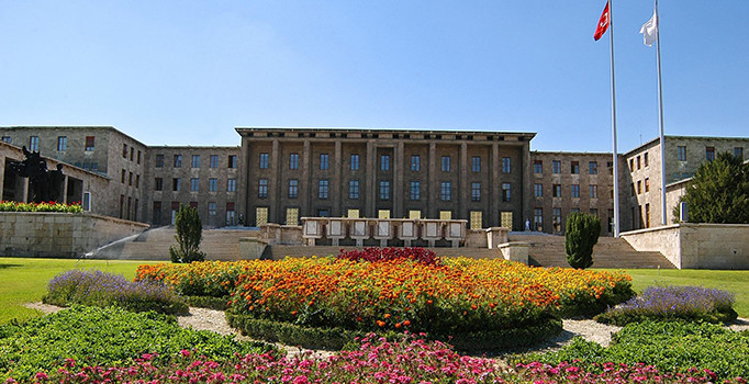 Mayıs sıcak geçecek: MHP ve AK Parti kongresi, dokunulmazlıklar ve Vize serbestisi için 5 kriter