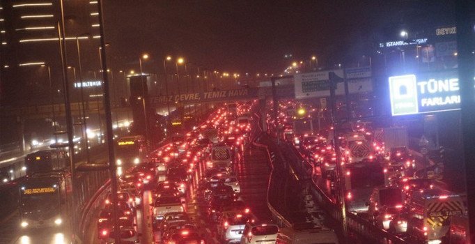 İstanbul E-5’te trafik yoğunluğu yüzde 80’lere ulaştı