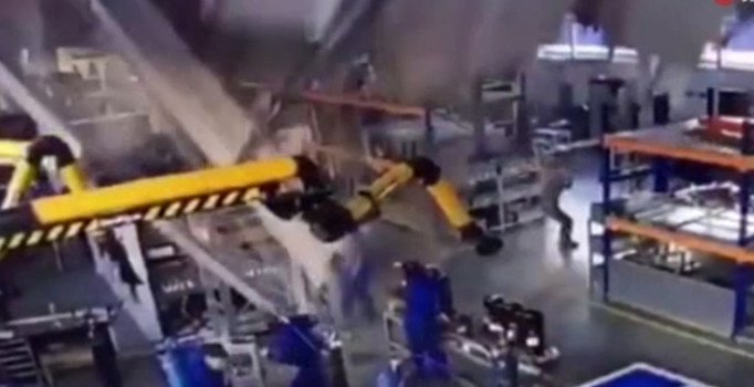 Rusya'da facia: Fabrikanın çatısı işçilerin üzerine çöktü