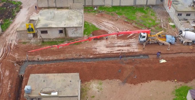 Teröristlerin Ayn el Arab'ta kazdığı hendekler görüntülendi