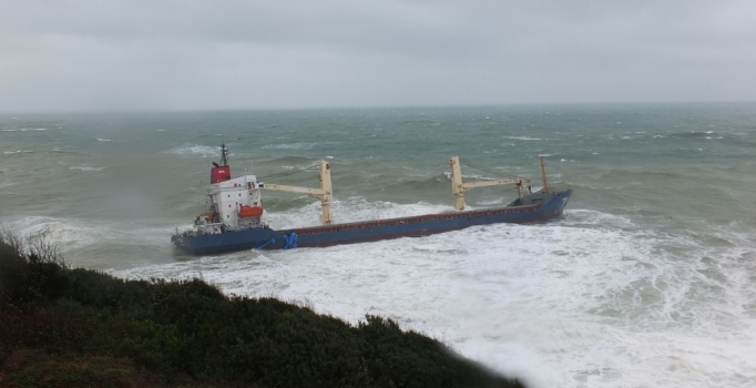 Şile'de kargo gemisi kıyıya oturdu