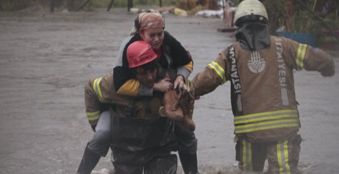 Son dakika! Sarıyer'de Ayazağa Deresi taştı, mahalleyi su bastı