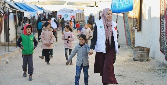 Tesettüre giren Gamze Özçelik, İdlib'e gitti