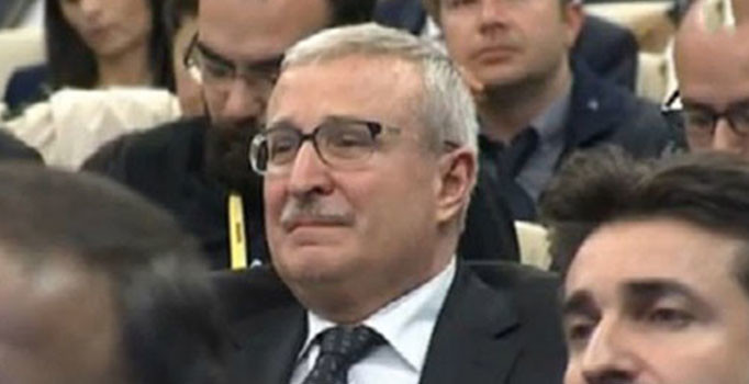 Davutoğlu'nun MYK sonrası açıklamasında salondaki bazı partililer gözyaşlarını tutamadı