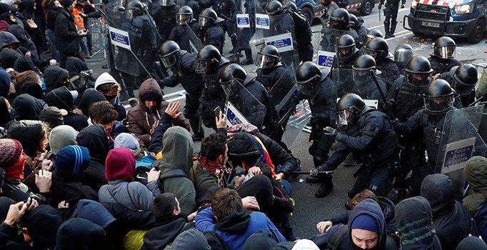 Katalan halkı sokaklarda