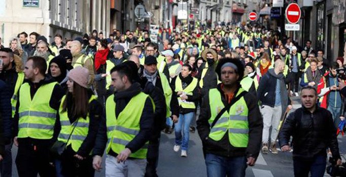 Paris'te Sarı Yelekliler altıncı kez sokakta