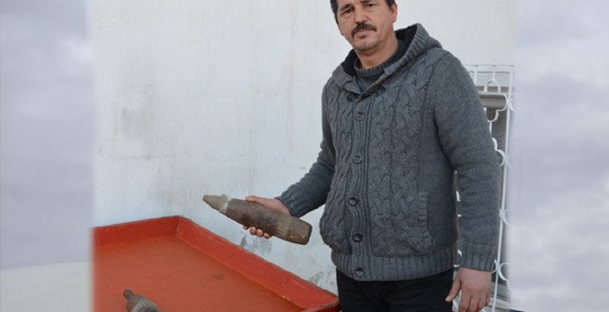 Bulduğu patlamamış top mermilerini evine götürdü
