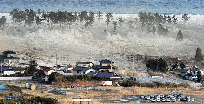 Son dakika! Endonezya'da tsunami: Yüzlerce ölü ve yaralı var