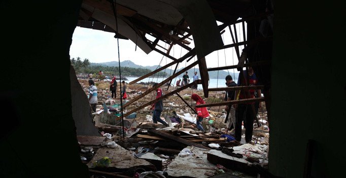 Endonezya'daki tsunami faciasında ölü sayısı 429'a çıktı