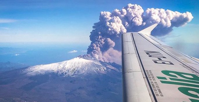 Etna Yanardağı yeniden lav ve kül püskürtmeye başladı