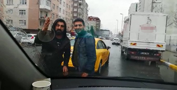 Taksiciler, UBER aracının önünü kesip tehdit savurdu