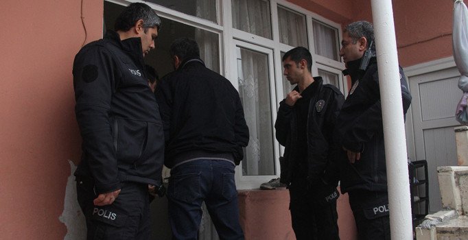 Bir kadın cinayeti daha! Çekiçle öldürüp komşuya haber verdi