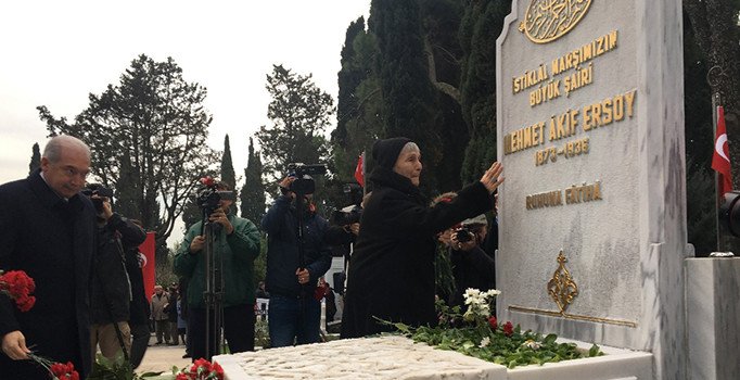 Mehmet Akif Ersoy kabri başında dualarla anıldı