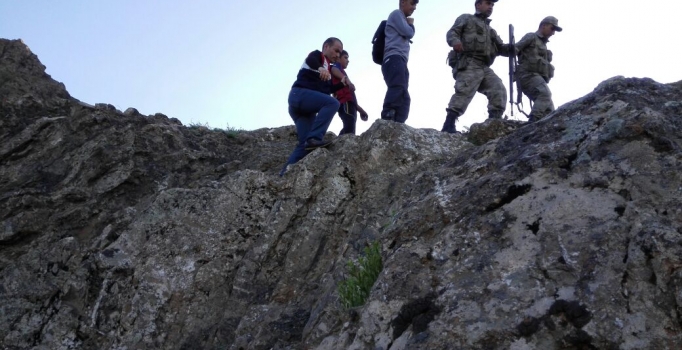 Hakkari'de dağdaki çocukları jandarma kurtardı