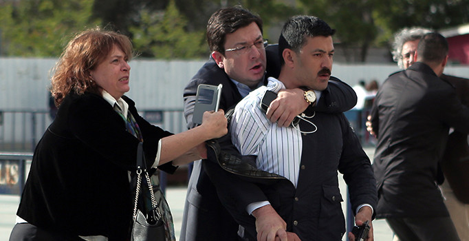 Can Dündar'a silahlı saldırı anının görüntüleri - Video