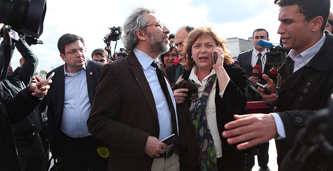 Can Dündar'a saldırı girişimi: Ateş açan saldırgan gözaltında - Son dakika haberleri