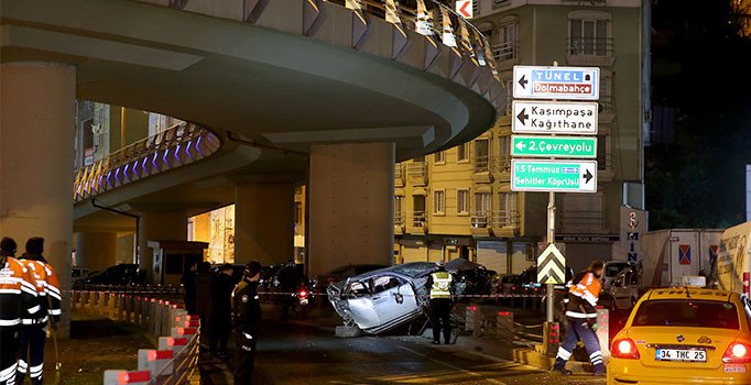 Şişli'de otomobil viyadükten düştü: 3 yaralı